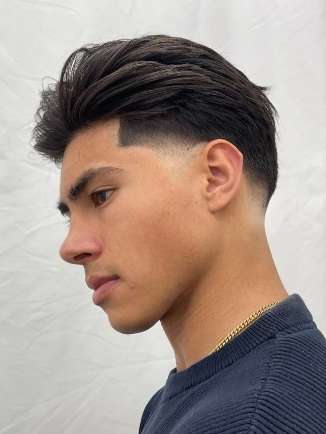 Slick back low taper fade z wysokopołyskującą pomadą na formalne eventy