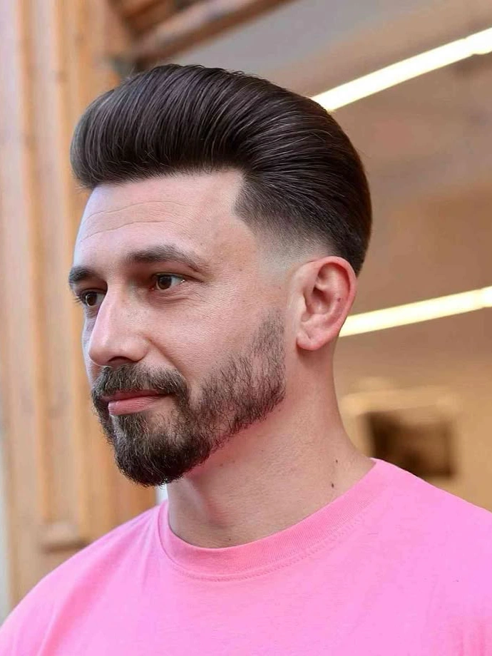 Objętościowy pompadour low taper fade retro styl z mocnym produktem utrzymującym