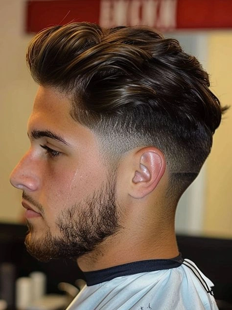 Modny kolorowy low taper fade z odłączoną teksturą dla trendsetterów