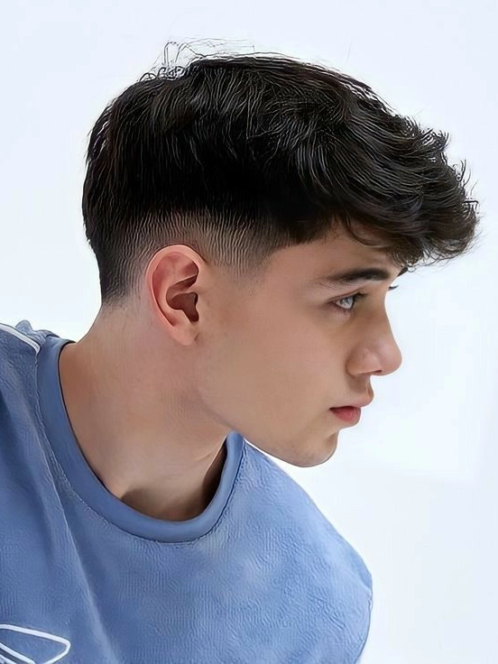Fryzura textured top low taper fade z postrzępionymi warstwami do prostych włosów