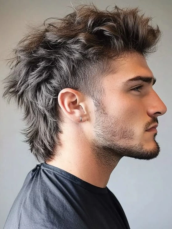 Nowoczesny mullet z low taper fade - krótkie boki długa tył fryzura