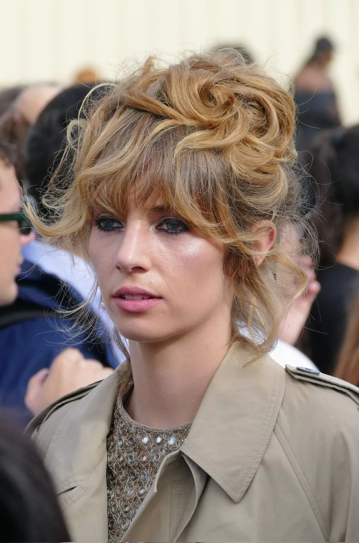 Maya Hawke's short curly hairstyle, with Delicate Bow