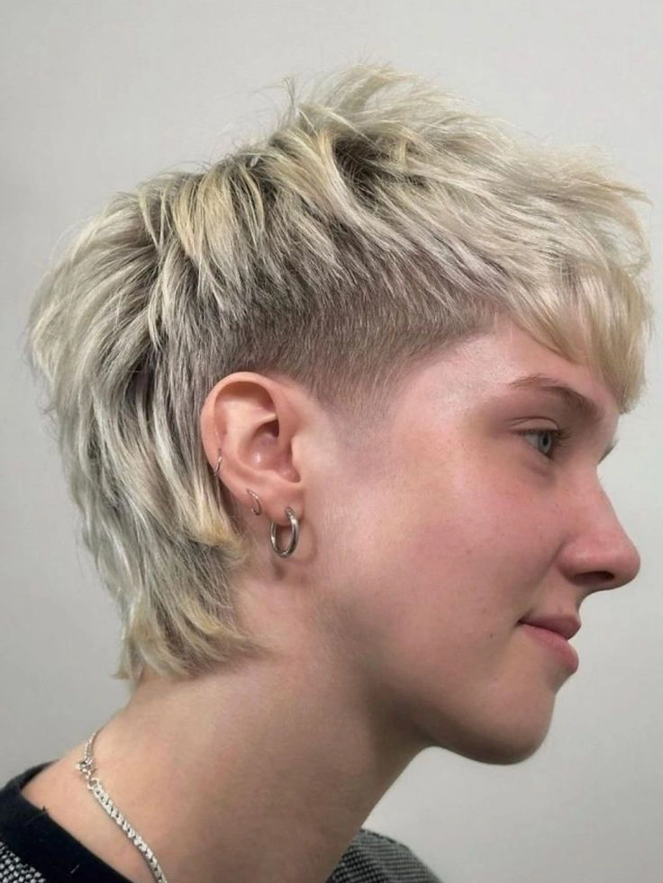 Modern short mullet: faded sides and 5cm neck-length tail